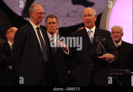 Sir Bobby Charlton reçoit le prix de réalisation à vie du frère Jack lors des prix de personnalité de l'année de la BBC Sport à l'arène Liverpool Echo, à Liverpool. Banque D'Images