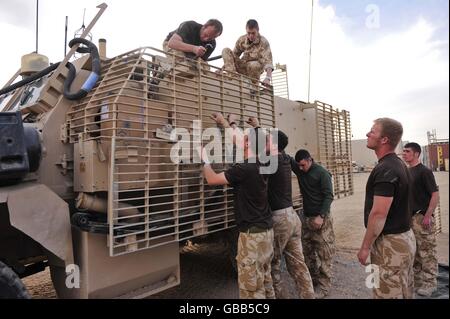 Les troupes du 1er les gardes Dragoons de la Reine réajustèrent un véhicule blindé du Mâtin au Camp Bastion Afghanistan. Banque D'Images