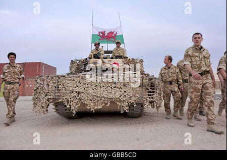 Troupes de la 1re Garde de Dragoon de la Reine avec un char Scimitar au Camp Bastion Afghanistan. Banque D'Images