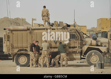 Troupes de la 1re Garde de Dragoon de la Reine réinstallant un véhicule blindé de Mastiff au Camp Bastion Afghanistan. Banque D'Images