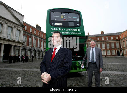 Le ministre des Transports Noel Dempsey (à gauche) et William Wright (cofondateur du groupe Wright) qui ont fabriqué l'autobus, dévoilent le premier autobus hybride-électrique d'Irlande lors d'un lancement au château de Dublin. Banque D'Images