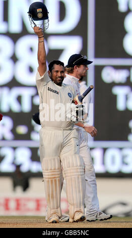 Sachin Tendulkar, en Inde, fête ses 100 points et remporte le match au cours du cinquième jour du premier match de test au stade M. A. Chidambaram à Chennai, en Inde. Banque D'Images