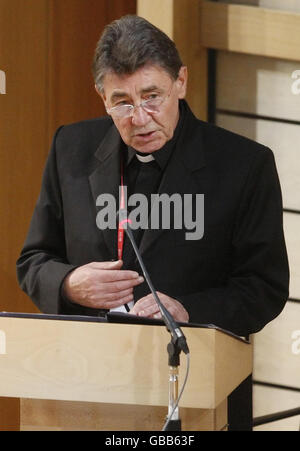 Le très Rév Patrick Keegans, qui était curé paroissial de l'église catholique romaine de la Sainte Trinité de Lockerbie au moment de la catastrophe de Lockerbie, s'adresse au Parlement écossais à Édimbourg. Banque D'Images