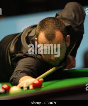 Mark Williams dans son quart de finale de match pendant le championnat britannique de Maplin au Centre international de Telford. Banque D'Images