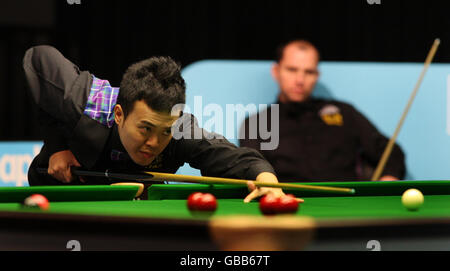 Marco Fu dans son quart de finale de match pendant le championnat britannique de Maplin au Centre International, Telford. Banque D'Images