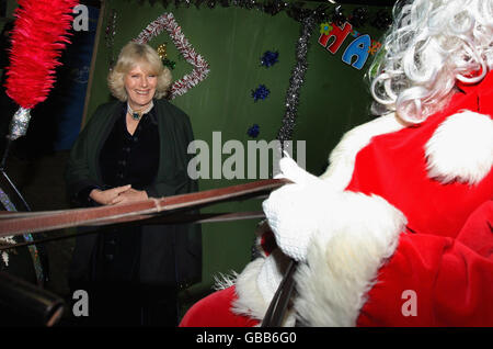 La duchesse de Cornwall rencontre le Père Noël alors qu'elle visite les coulisses de l'écurie à Olympia, le London International Horse Show. Banque D'Images
