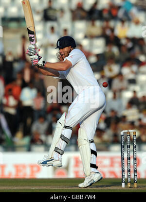 Andrew Flintooff, chauves-souris d'Angleterre, au cours de la troisième journée du deuxième test au Punjab Cricket Association Stadium, Mohali, Inde. Banque D'Images