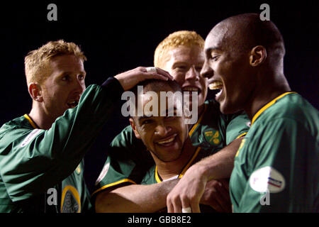 Football - Nationwide League Division One - Derby County / Norwich City.Leon McKenzie (2e l) de Norwich City est félicité par les coéquipiers Iwan Roberts (l), Gary Holt (3e l) et Damien Francis (r) pour leur score Banque D'Images