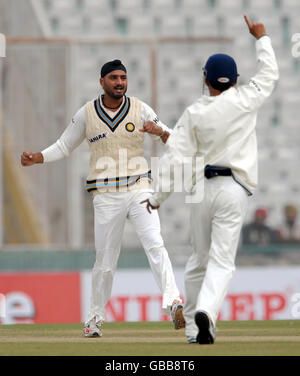 Harbhajan Singh (à gauche) célèbre après que Matt Prior d'Angleterre a été pris par MS Dhoni pour 2 au cours de la quatrième journée du deuxième test au stade de l'Association de cricket du Punjab, Mohali, Inde. Banque D'Images