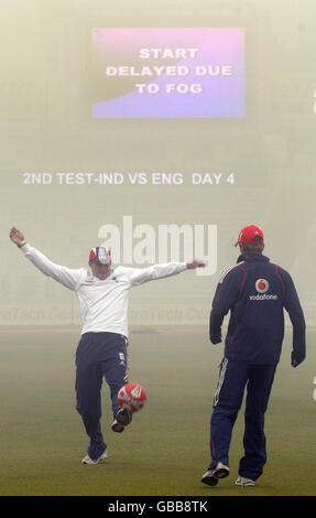 Andrew Strauss et Paul Collingwood, en Angleterre, jouent au football alors que le brouillard retarde le début du match avant le quatrième jour du deuxième test au Punjab Cricket Association Stadium, Mohali, en Inde. Banque D'Images