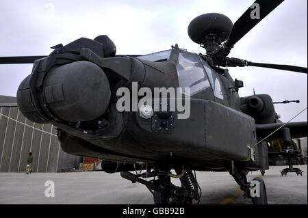 Un hélicoptère Apache repose sur la ligne de vol du 645 Squadron, Camp Bastion, province de Helmand, Afghanistan. Banque D'Images