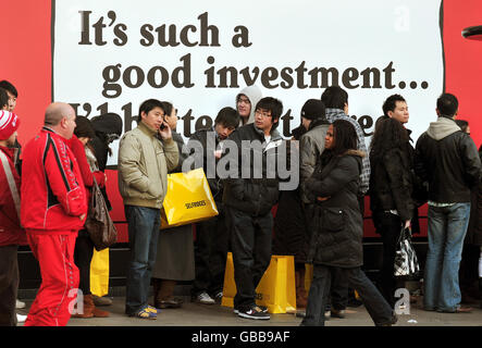 Les clients attendent à l'extérieur que les portes s'ouvrent au magasin Selfridges, dans le centre d'Oxford Street, à mesure que la vente de Selfridges commence. Banque D'Images