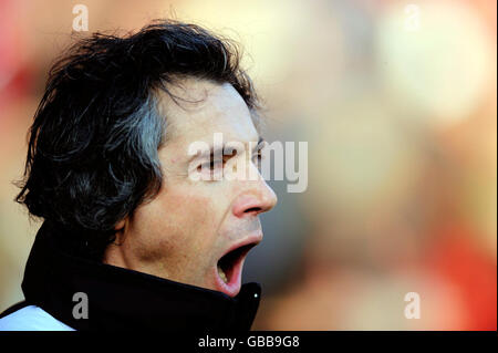 Paulo Sousa, le directeur des Queens Park Rangers, s'éconduit sur la ligne de touche lors du match de championnat Coca-Cola à la Valley, Londres. Banque D'Images