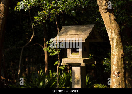 L'une des nombreuses petites pagodes en pierre debout dans la forêt à côté de la voie principale du sanctuaire Fushimi Inari à Kyoto, Japon Banque D'Images