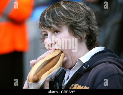 Football - Barclays Premier League - Manchester City / Hull City - City of Manchester Stadium.Un fan aime un hot-dog, dans les stands avant de démarrer. Banque D'Images