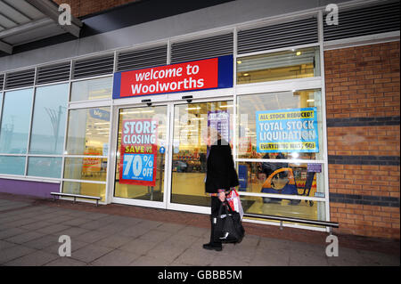 Vue générale de l'avant d'un magasin Woolworths à l'unité 1, The rushes, Loughborough, Leicestershire LE11 5BG Banque D'Images