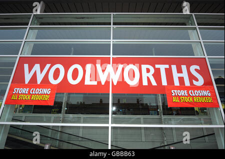 Vue générale de l'avant d'un magasin Woolworths à l'unité 1, The rushes, Loughborough, Leicestershire LE11 5BG Banque D'Images