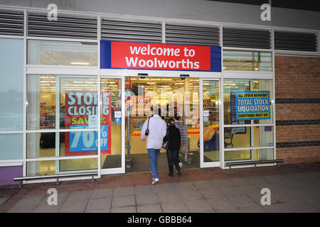 Vue générale de l'avant d'un magasin Woolworths à l'unité 1, The rushes, Loughborough, Leicestershire LE11 5BG Banque D'Images