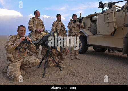 Les troupes du 1er les gardes dragons du Queens préparent un système de missiles Javelin en prévision de la localisation positive des forces ennemies dans une lutte contre le feu entre les Taliban et l'Armée nationale afghane dans la région de Nawa dans la province d'Helmand, près du désert oriental. Banque D'Images