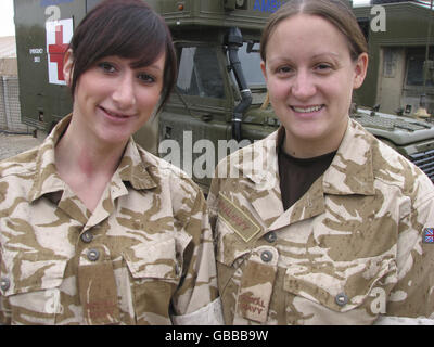 Sur la photo, des ambulances de terrain à l'extérieur de l'hôpital Camp Bastion sont des assistants médicaux Rachel Jellings, âgée de 24 ans, de Rumney, Cardiff, pays de Galles, à gauche, et Kate Parkman, âgée de 24 ans, de Newport, pays de Galles, à droite, qui sont aux côtés de l'escadron de soutien rapproché 3 Commando de la Marine. Banque D'Images