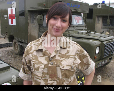 Sur la photo, des ambulances de terrain à l'extérieur de l'hôpital Camp Bastion sont Rachel Jellings, assistante médicale, âgée de 24 ans, de Rumney, Cardiff, pays de Galles, qui est avec l'escadron de soutien fermé de la Marine 3 Commando. Banque D'Images