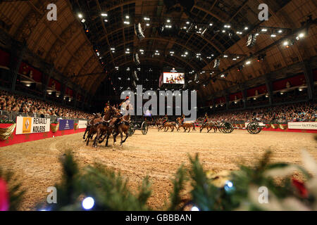 La troupe de Kings Royal Horse Artillery effectue une promenade musicale à la représentation en soirée d'Olympia le spectacle international de chevaux de Londres dans le Grand Hall of Olympia Exhibition Centre à l'ouest de Londres. Banque D'Images