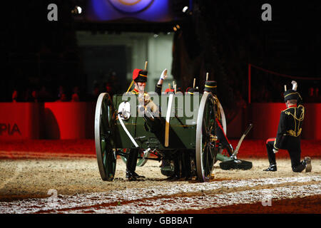 La troupe de Kings Royal Horse Artillery effectue une promenade musicale à la représentation en soirée d'Olympia le spectacle international de chevaux de Londres dans le Grand Hall of Olympia Exhibition Centre à l'ouest de Londres. Banque D'Images