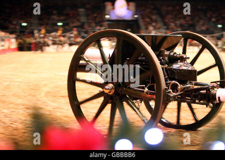 La troupe de Kings Royal Horse Artillery effectue une promenade musicale à la représentation en soirée d'Olympia le spectacle international de chevaux de Londres dans le Grand Hall of Olympia Exhibition Centre à l'ouest de Londres. Banque D'Images