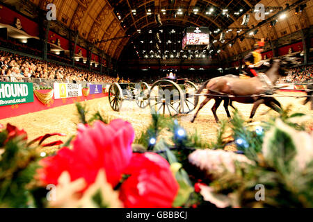 La troupe de Kings Royal Horse Artillery effectue une promenade musicale à la représentation en soirée d'Olympia le spectacle international de chevaux de Londres dans le Grand Hall of Olympia Exhibition Centre à l'ouest de Londres. Banque D'Images