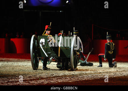 La troupe de Kings Royal Horse Artillery effectue une promenade musicale à la représentation en soirée d'Olympia le spectacle international de chevaux de Londres dans le Grand Hall of Olympia Exhibition Centre à l'ouest de Londres. Banque D'Images