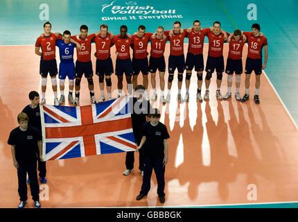 L'équipe de Grande-Bretagne s'est mise en file d'attente avant le match du premier tour du Championnat du monde 2010 de la FIVB à l'Institut anglais du sport de Sheffield. Banque D'Images