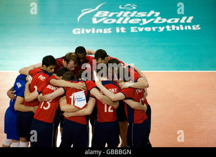 L'équipe de Grande-Bretagne forme un caucus avant le match du premier tour du Championnat du monde 2010 de la FIVB à l'Institut anglais du sport de Sheffield. Banque D'Images