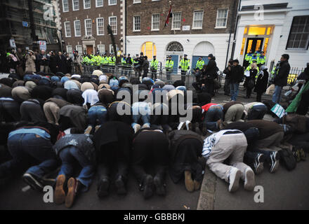 Les manifestants s'arrêtent pour prier lors de leur manifestation contre la campagne de bombardement d'Israël à Gaza devant l'ambassade d'Égypte à Londres. Banque D'Images