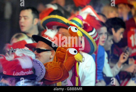 Les fans de fléchettes vêtus de fantaisie lors des finales du World Championship Quarter de Ladbrokes.com à Alexandra Palace, Londres. Banque D'Images