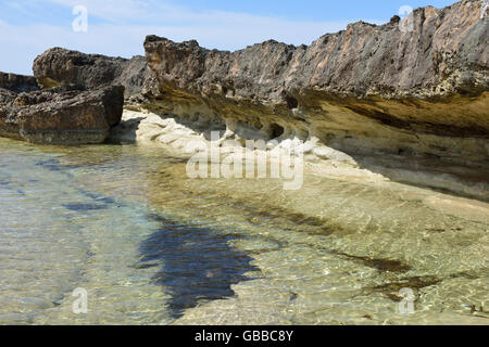 Le lagon des marées et les roches érodées, Cape Drepano, Agios Georgios, Chypre Banque D'Images