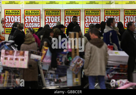 Les clients qui ont des chariots emballés attendent de payer leurs marchandises au cours de la dernière journée de négociation au magasin Woolworths d'Édimbourg. Banque D'Images