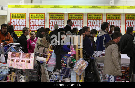 Les clients qui ont des chariots emballés attendent de payer leurs marchandises au cours de la dernière journée de négociation au magasin Woolworths d'Édimbourg. Banque D'Images