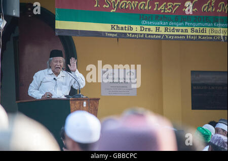 Le centre de Jakarta, Indonésie. Le 06 juillet, 2016. L'historien de Jakarta Ridwan Saidi discours à l'Eid al-Fitr prière devant la Mosquée des musulmans chinois Lautze. Il raconte l'histoire de la plus grande influence de l'islam en Indonésie et de blâmer l'histoire coloniale de l'Islam dit Snouck Hurgronje. Crédit : Anton Raharjo/Pacific Press/Alamy Live News Banque D'Images