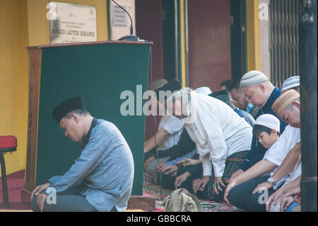 Le centre de Jakarta, Indonésie. Le 06 juillet, 2016. L'Eid al-Fitr prière devant la Mosquée des musulmans chinois Lautze. Ce deux rakat prière commencent à 7 h et tient lieu de la fin du Ramadan. Environ 10 personnes à convertir les musulmans dans cette mosquée au cours de ce mois sacré. Crédit : Anton Raharjo/Pacific Press/Alamy Live News Banque D'Images