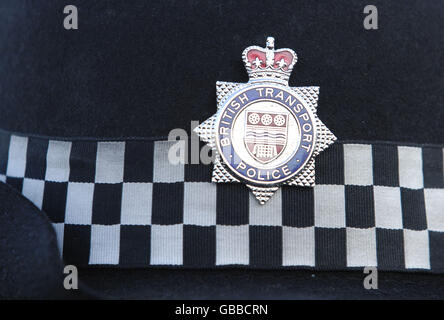 Un agent de la police des transports britannique à la gare de Bromley South dans le Grand Londres. Banque D'Images