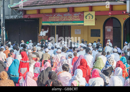 Le centre de Jakarta, Indonésie. Le 06 juillet, 2016. L'Eid al-Fitr prière devant la Mosquée des musulmans chinois Lautze. Ce deux rakat prière commencent à 7 h et tient lieu de la fin du Ramadan. Environ 10 personnes à convertir les musulmans dans cette mosquée au cours de ce mois sacré. Crédit : Anton Raharjo/Pacific Press/Alamy Live News Banque D'Images