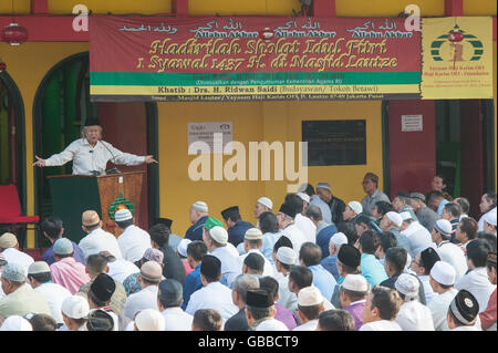 Le centre de Jakarta, Indonésie. Le 06 juillet, 2016. L'historien de Jakarta Ridwan Saidi discours à l'Eid al-Fitr prière devant la Mosquée des musulmans chinois Lautze. Il raconte l'histoire de la plus grande influence de l'islam en Indonésie et de blâmer l'histoire coloniale de l'Islam dit Snouck Hurgronje. Crédit : Anton Raharjo/Pacific Press/Alamy Live News Banque D'Images