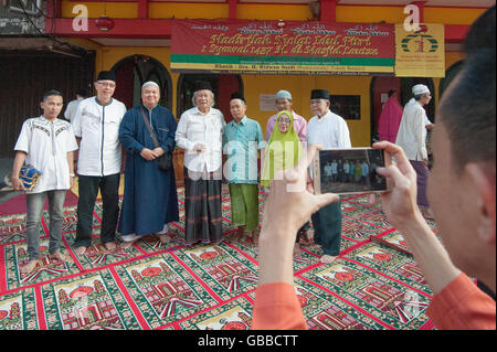 Le centre de Jakarta, Indonésie. Le 06 juillet, 2016. L'Eid al-Fitr prière pose une photo avec l'historien de Jakarta Ridwan Saidi en face de musulmans chinois Mosque Lautze. Crédit : Anton Raharjo/Pacific Press/Alamy Live News Banque D'Images