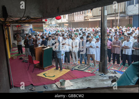 Le centre de Jakarta, Indonésie. Le 06 juillet, 2016. L'Eid al-Fitr prière devant la Mosquée des musulmans chinois Lautze. Ce deux rakat prière commencent à 7 h et tient lieu de la fin du Ramadan. Environ 10 personnes à convertir les musulmans dans cette mosquée au cours de ce mois sacré. Crédit : Anton Raharjo/Pacific Press/Alamy Live News Banque D'Images