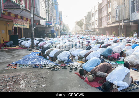 Le centre de Jakarta, Indonésie. Le 06 juillet, 2016. L'Eid al-Fitr prière devant la Mosquée des musulmans chinois Lautze. Ce deux rakat prière commencent à 7 h et tient lieu de la fin du Ramadan. Environ 10 personnes à convertir les musulmans dans cette mosquée au cours de ce mois sacré. Crédit : Anton Raharjo/Pacific Press/Alamy Live News Banque D'Images