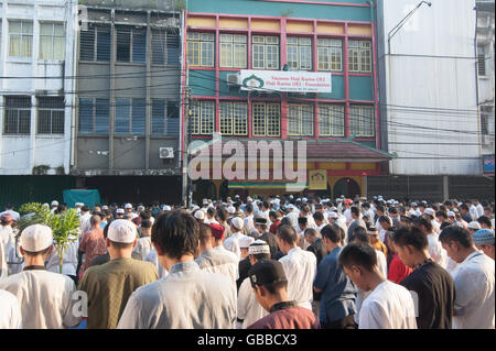 Le centre de Jakarta, Indonésie. Le 06 juillet, 2016. L'Eid al-Fitr prière devant la Mosquée des musulmans chinois Lautze. Ce deux rakat prière commencent à 7 h et tient lieu de la fin du Ramadan. Environ 10 personnes à convertir les musulmans dans cette mosquée au cours de ce mois sacré. Crédit : Anton Raharjo/Pacific Press/Alamy Live News Banque D'Images