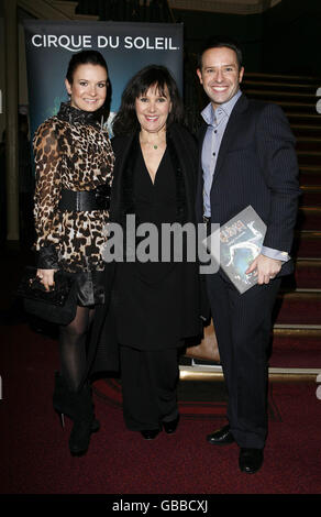 De gauche à droite. Lilia Kopylova, Arlene Phillips et Darren Bennett assistent à la première nuit du Quidam du Cirque du Soleil, au Royal Albert Hall, à l'ouest de Londres. Banque D'Images