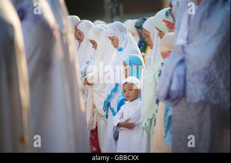 Le centre de Jakarta, Indonésie. Le 06 juillet, 2016. Un garçon au milieu de l'Eid al-Fitr womens prière devant la Mosquée des musulmans chinois Lautze. Ce deux rakat prière commencent à 7 h et tient lieu de la fin du Ramadan. Environ 10 personnes à convertir les musulmans dans cette mosquée au cours de ce mois sacré. Crédit : Anton Raharjo/Pacific Press/Alamy Live News Banque D'Images