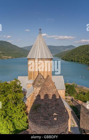 Église Ananuri complexe sur la rivière Aragvi en Géorgie Banque D'Images