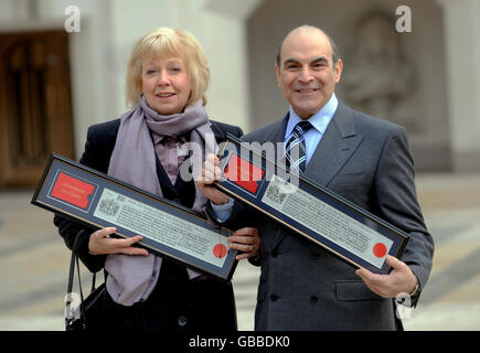 L'acteur David Suchet reçoit la liberté de la ville de Londres avec sa femme, Sheila, au Guildhall de l'est de Londres. Banque D'Images